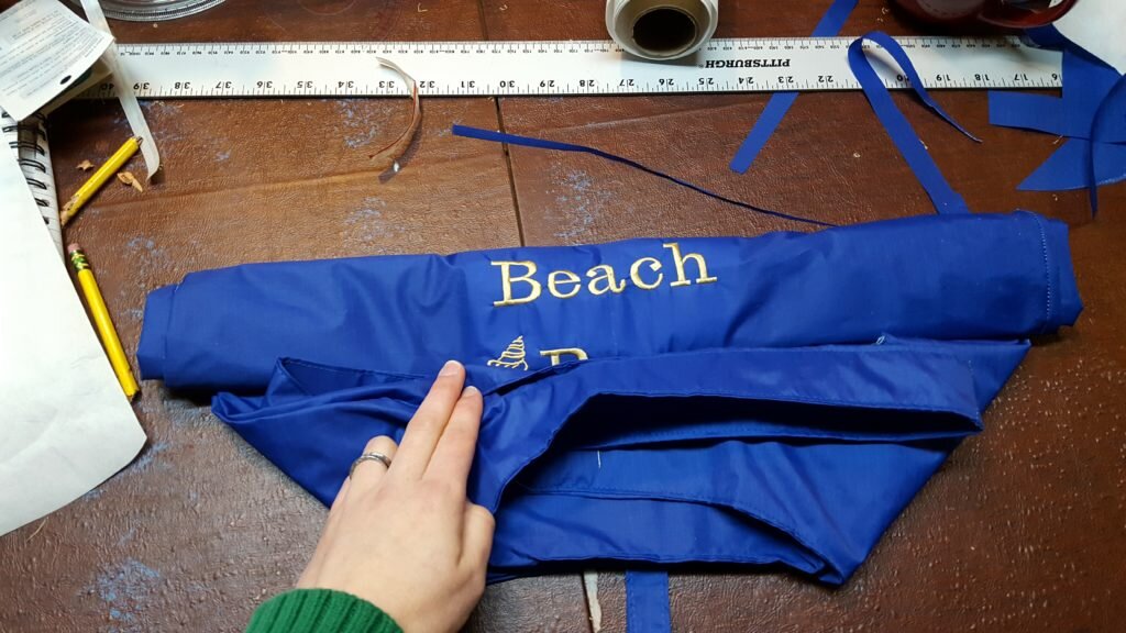 To fold the bag up, just fold up tightly starting at the bottom of the bag. When you get to the top, fold in thirds then fasten the snaps around. 
