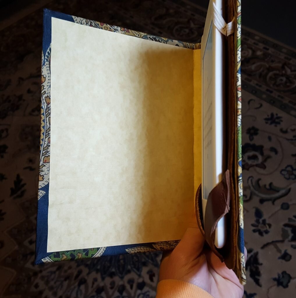 DIY Kindle Bookcover | The Lady Beekeeper